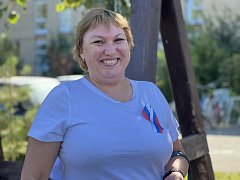 В преддверии Дня Государственного флага России жителям Питерского района вручили ленты триколора