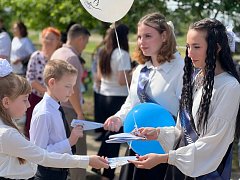 Сегодня в школах Питерского района звучит «Последний звонок»