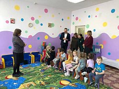 Глава района Дмитрий Живайкин побывал в детском саду «Теремок» села Питерка. Сейчас его посещают 85 ребят